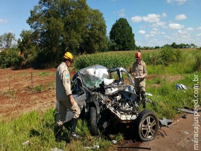 Mulher morre ao bater carro contra caminhão na MS-276