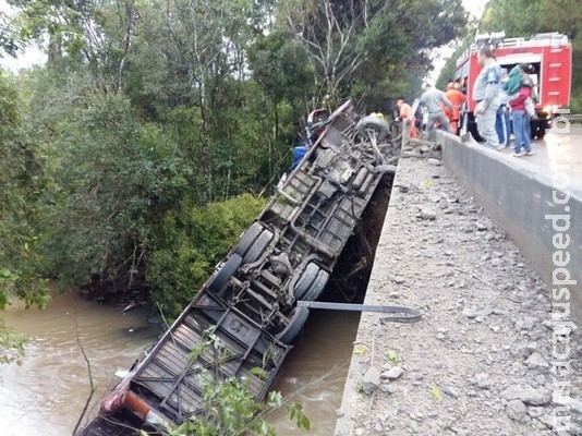 Ônibus que transportava cantor sertanejo tomba deixando um morto e sete feridos Ônibus que transportava cantor sertanejo tomba deixando um morto e sete feridos