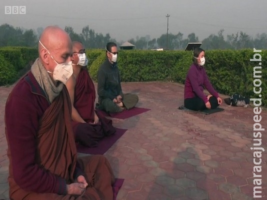 Poluição ameaça local de nascimento de Buda e obriga monges a meditar de máscara Poluição ameaça local de nascimento de Buda e obriga monges a meditar de máscara