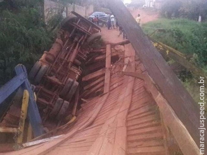 Ponte de madeira desaba e tomba caminhão carregado de entulhos