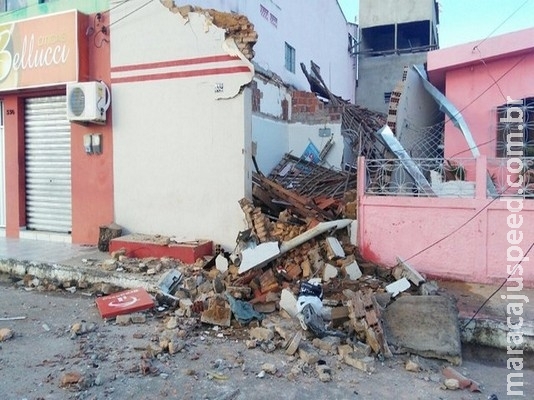 Quadrilha invade cidade, explode caixa de banco e atira em delegacia