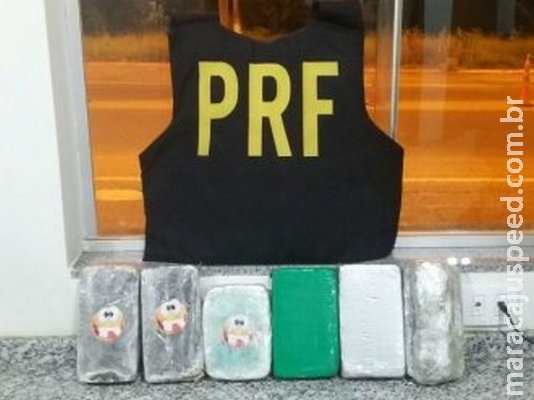 Traficante fura bloqueio e arremessa droga fora do carro