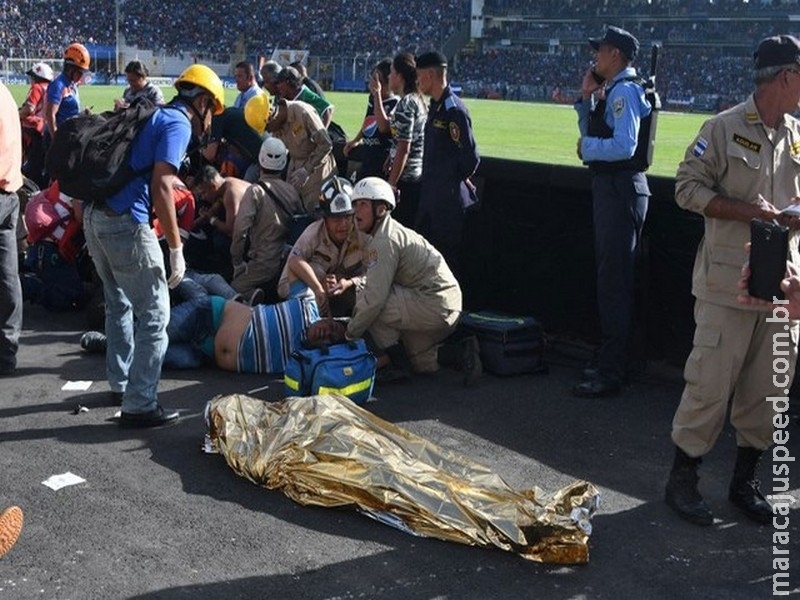 Tumulto em partida de futebol deixa mortos e feridos Tumulto em partida de futebol deixa mortos e feridos