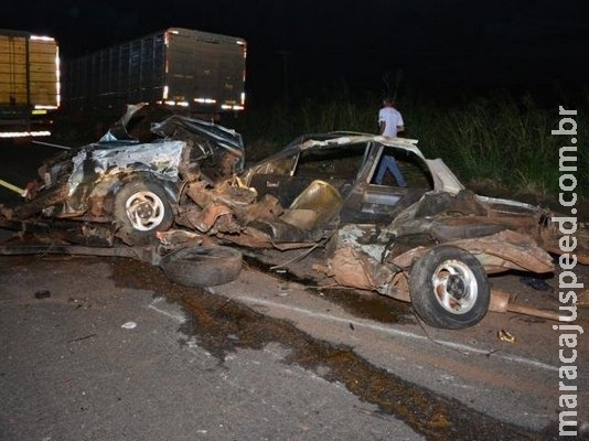 Veículo sendo rebocado bate em caminhão na BR-267 e fica destruído Veículo sendo rebocado bate em caminhão na BR-267 e fica destruído