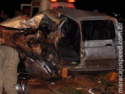 Acidente entre carro e caminhonete mata uma pessoa e fere 5 na BR-060