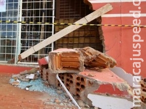 Bêbado e sem CNH, condutor destrói parede de farmácia e portão de oficina