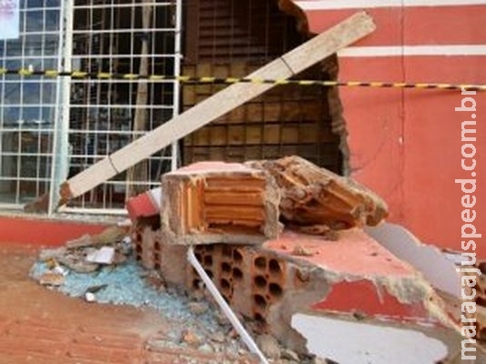 Bêbado e sem CNH, condutor destrói parede de farmácia e portão de oficina