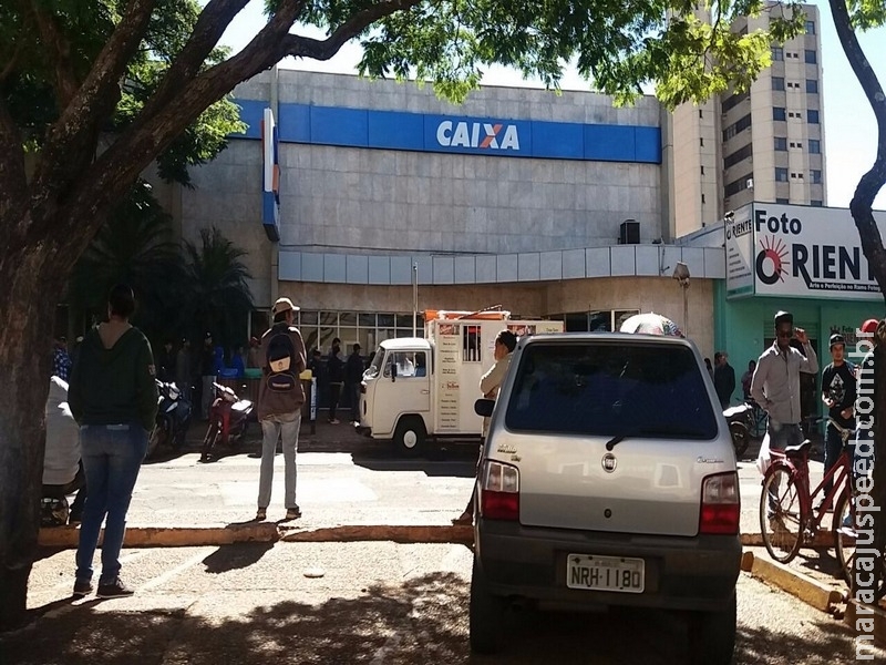 Caixa abre mais cedo nesta segunda, terça e quarta-feira Caixa abre mais cedo nesta segunda, terça e quarta-feira