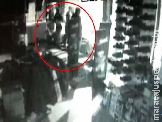 Câmeras flagram jovens invadindo loja e furtando produtos