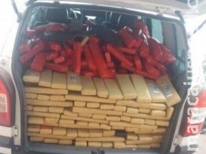 Carregando 351 kg de maconha, homem é preso ao tenta fugir e bater carro