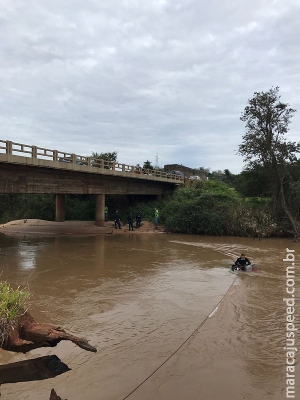  Carro cai de ponte em rodovia de MS e três pessoas morrem