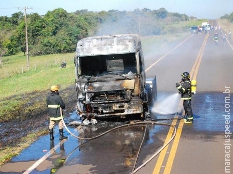 Chamas em cabine se espalham e destroem caminhão na MS-395