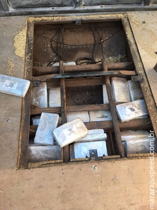 Cocaína é encontrada camuflada em carga de soja