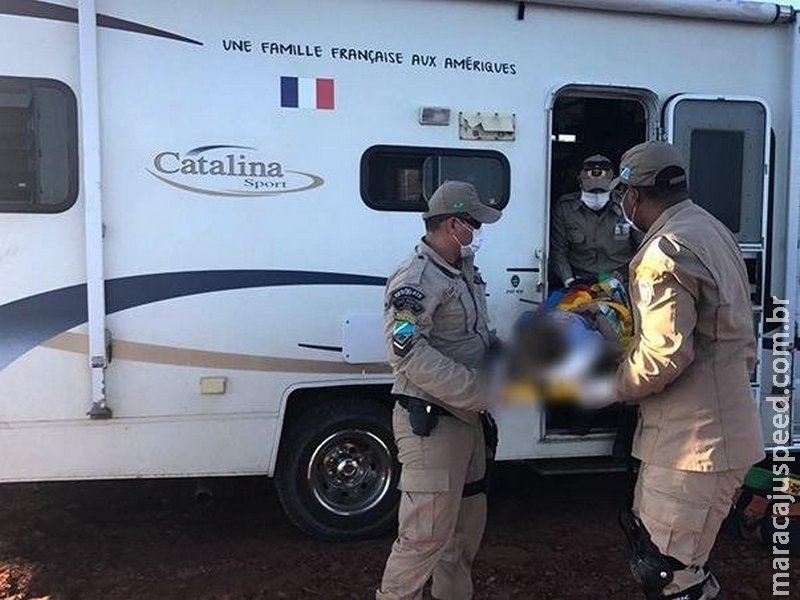 Criança fica ferida ao ser atropelada por pai que dirigia motorhome