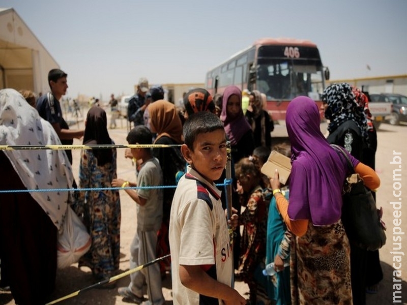 Criança morre e centenas passam mal após refeição em campo de refugiados Criança morre e centenas passam mal após refeição em campo de refugiados