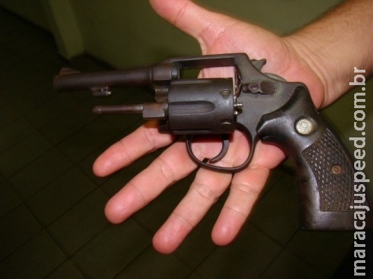 Depois de dar tiro para cima em conveniência, homem foge é perseguido e preso 