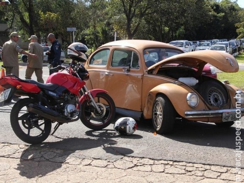 Grávida fica ferida em colisão entre moto e fusca