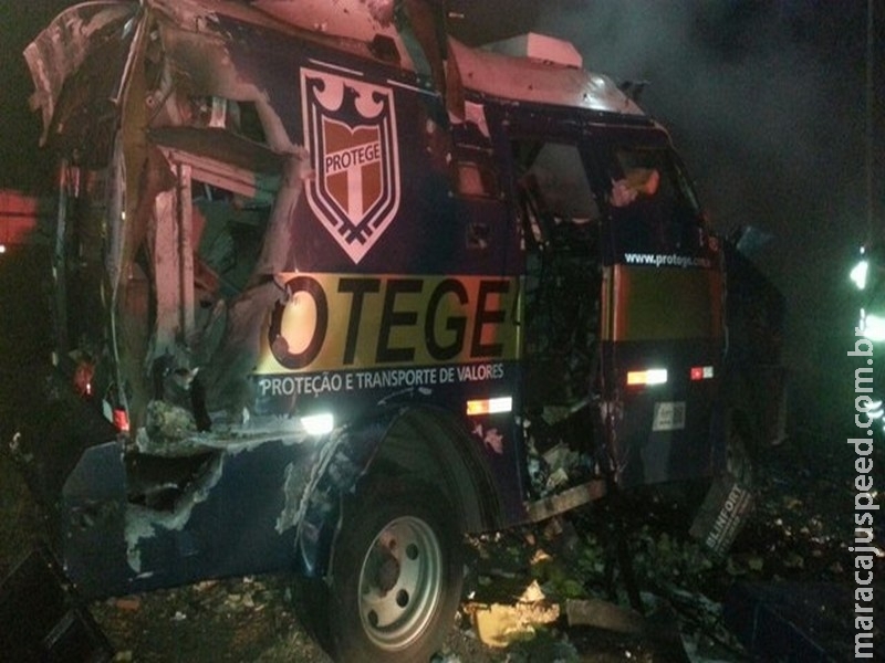 Grupo bloqueia rodovia, explode cofre de carro-forte e rouba dinheiro