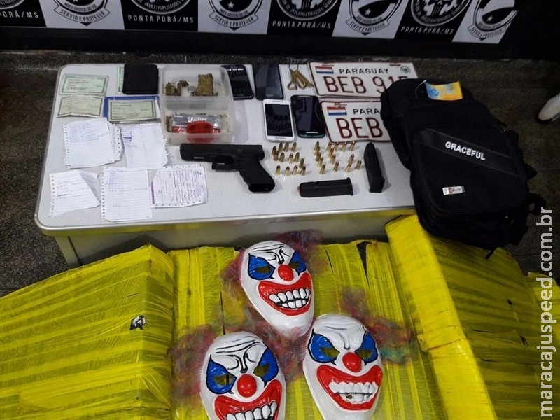 Grupo suspeito de planejar roubo é flagrado com pistola e máscaras de palhaço