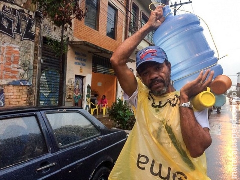 Há 1 ano, gari arrecada pão e água para doar a usuários da Cracolândia Há 1 ano, gari arrecada pão e água para doar a usuários da Cracolândia