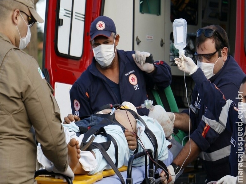 Homem fica gravemente ferido ao ser jogado de caminhão