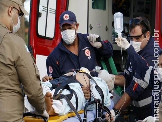 Homem fica gravemente ferido ao ser jogado de caminhão por criminosos