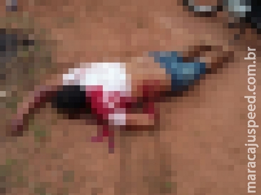 Homem invade residência, esfaqueia dono da casa e acaba morto na rua