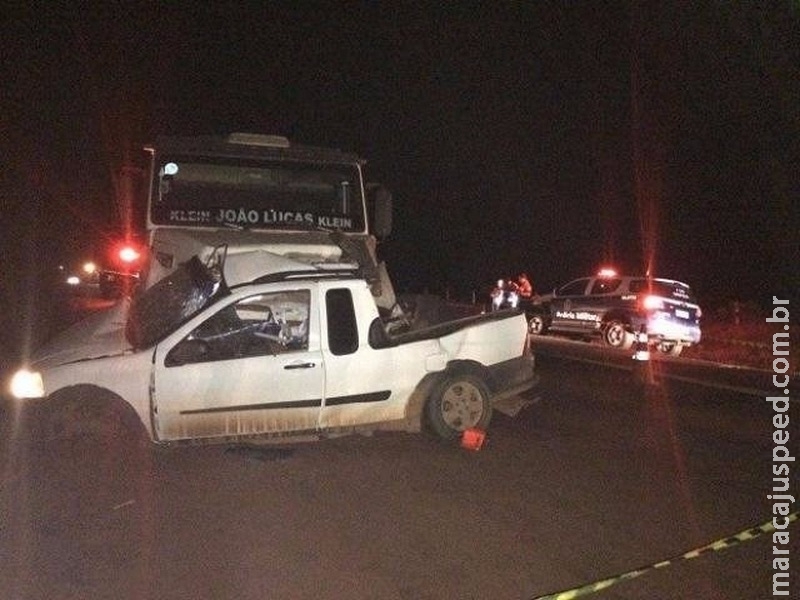 Homem morre em colisão entre carro e carreta na BR-060 Homem morre em colisão entre carro e carreta na BR-060