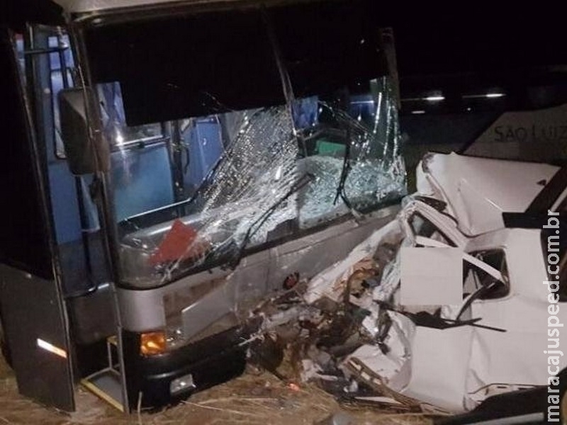 Homem morre em colisão entre carro e ônibus na BR-158 Homem morre em colisão entre carro e ônibus na BR-158