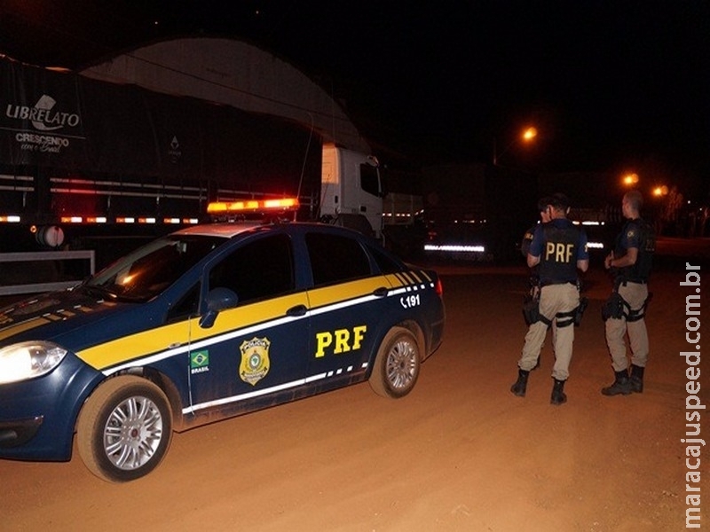 Jovem foge da polícia, abandona carro com droga e é pego ao pedir taxi na BR-163
