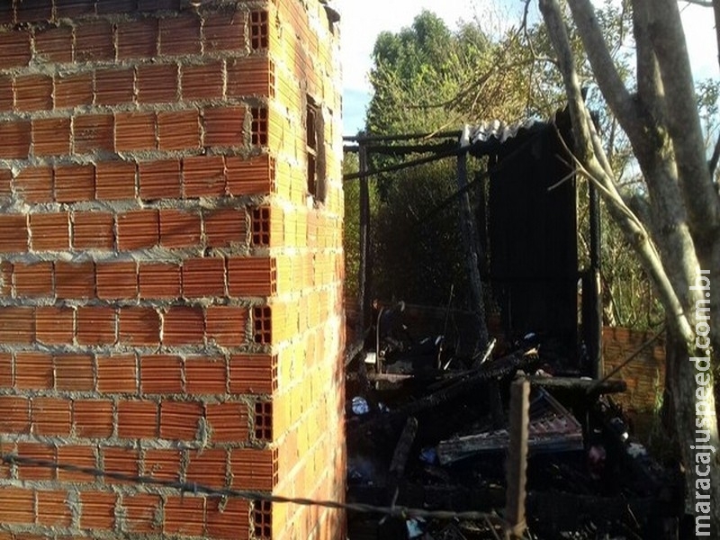  Mãe e filho morrem em incêndio em casa, e homem é levado para delegacia