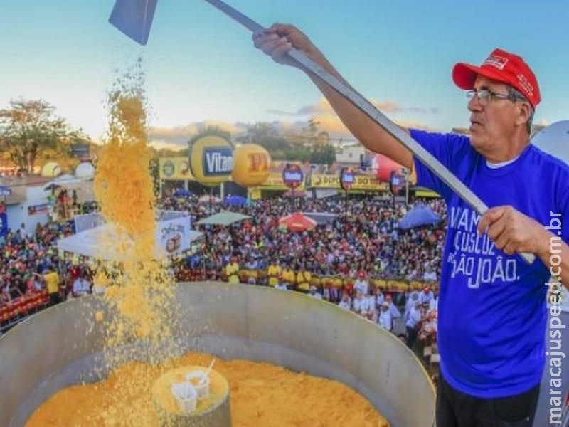 "Maior cuscuz do mundo" atrai forrozeiros para o São João de Caruaru "Maior cuscuz do mundo" atrai forrozeiros para o São João de Caruaru