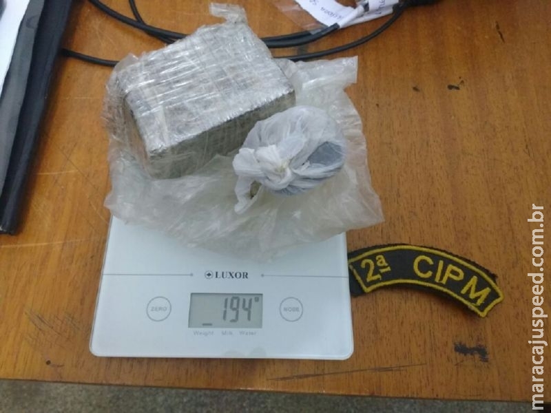 Maracaju: PM aborda veículo em blitz e condutor e passageiro estavam em posse de maconha Maracaju: PM aborda veículo em blitz e condutor e passageiro estavam em posse de maconha