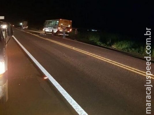Menina morre ao descer de ônibus escolar e ser atropelada na BR-060 Menina morre ao descer de ônibus escolar e ser atropelada na BR-060