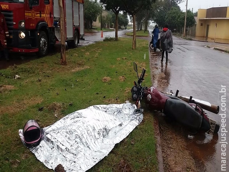 Motociclista bate em árvore e morre; buraco pode ter provocado acidente