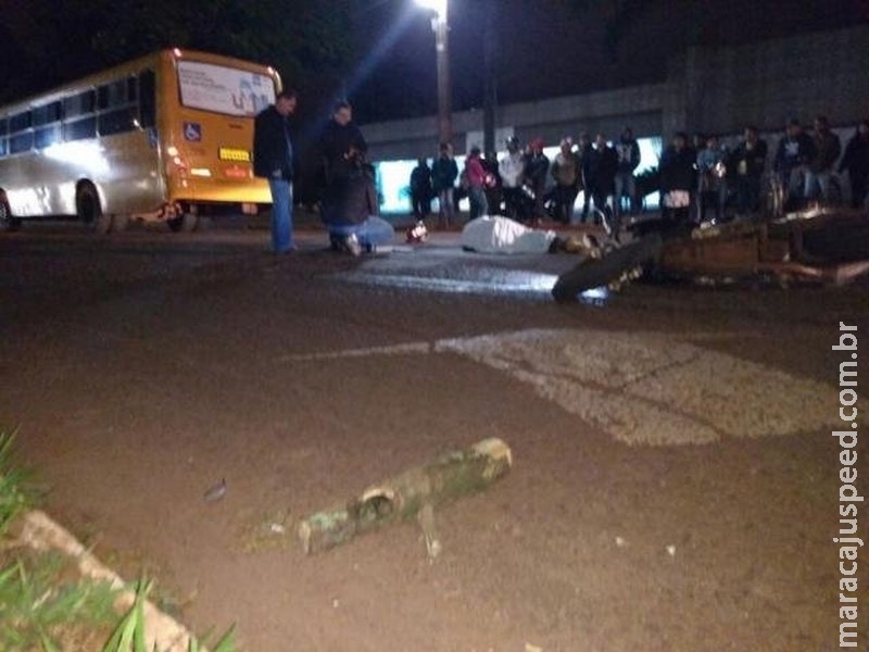 Motociclista morre ao bater em galho na pista e ser atropelado por ônibus