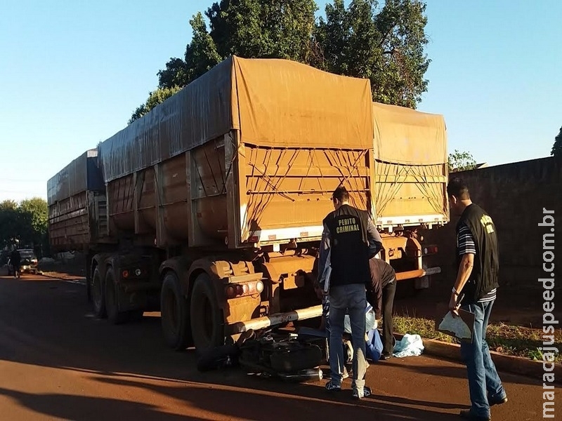 Motociclista morre ao bater na traseira de carreta estacionada Motociclista morre ao bater na traseira de carreta estacionada