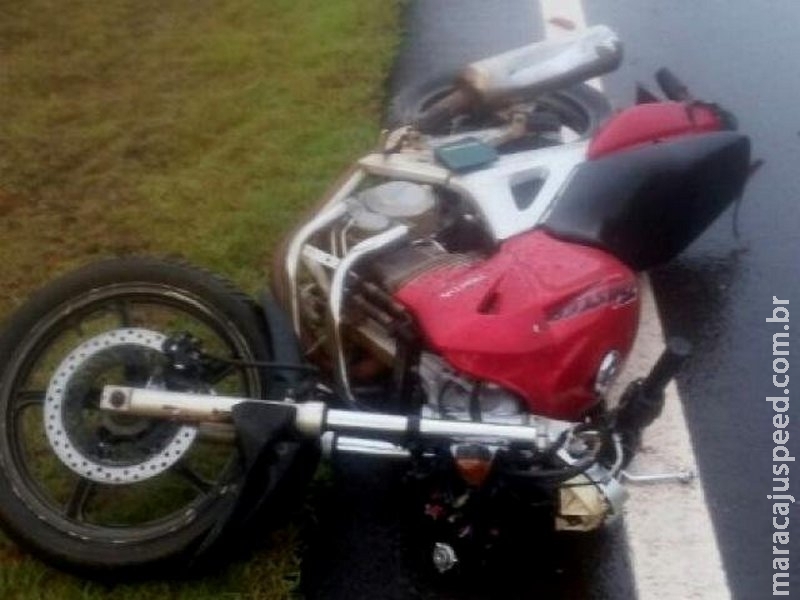 Motociclista morre ao tentar ultrapassar caminhão e ser atropelado Motociclista morre ao tentar ultrapassar caminhão e ser atropelado