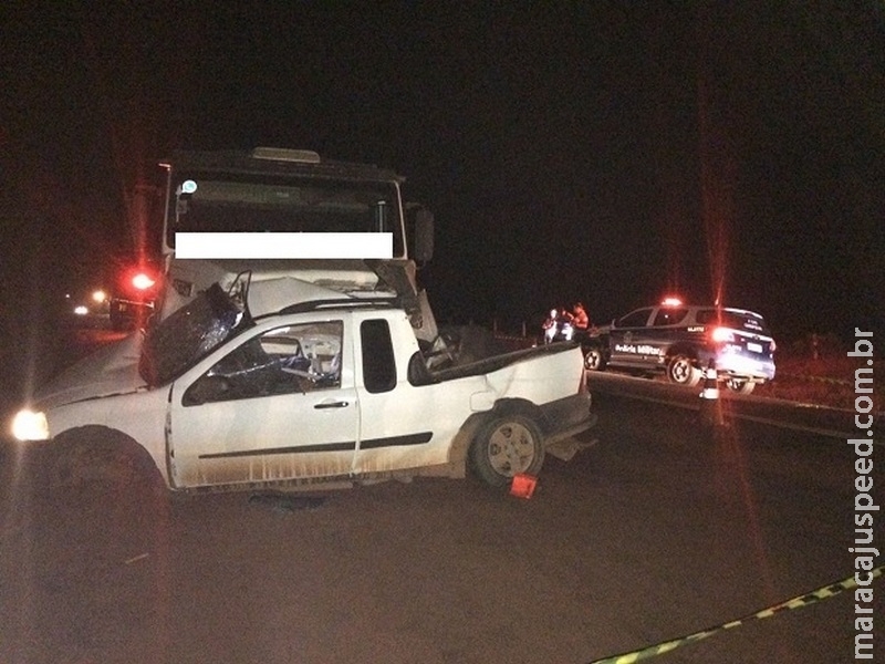Motorista morre após invadir pista contrária e colidir contra caminhão Motorista morre após invadir pista contrária e colidir contra caminhão