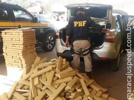 Mulher é presa transportando 500 kg de maconha em veículo roubado