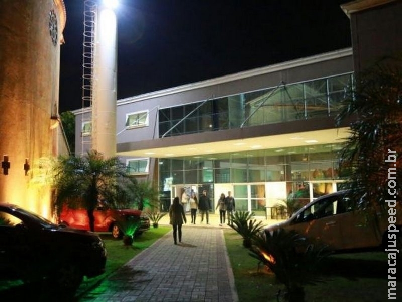 Mulher é resgatada ao tentar se enforcar em banheiro de igreja Mulher é resgatada ao tentar se enforcar em banheiro de igreja