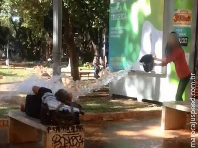 Mulher joga baldes com água em morador de rua e causa revolta Mulher joga baldes com água em morador de rua e causa revolta