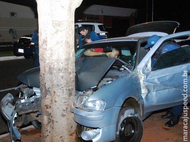 Na tentativa de fugir da polícia, adolescentes batem carro em árvore
