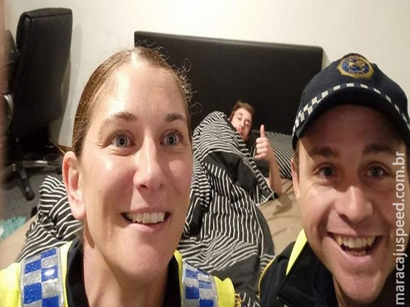 Policiais tiram selfie com bêbado para Policiais tiram selfie com bêbado para