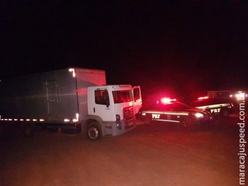 PRF apreende carga com 325 mil cigarros contrabandeados que iriam para o DF