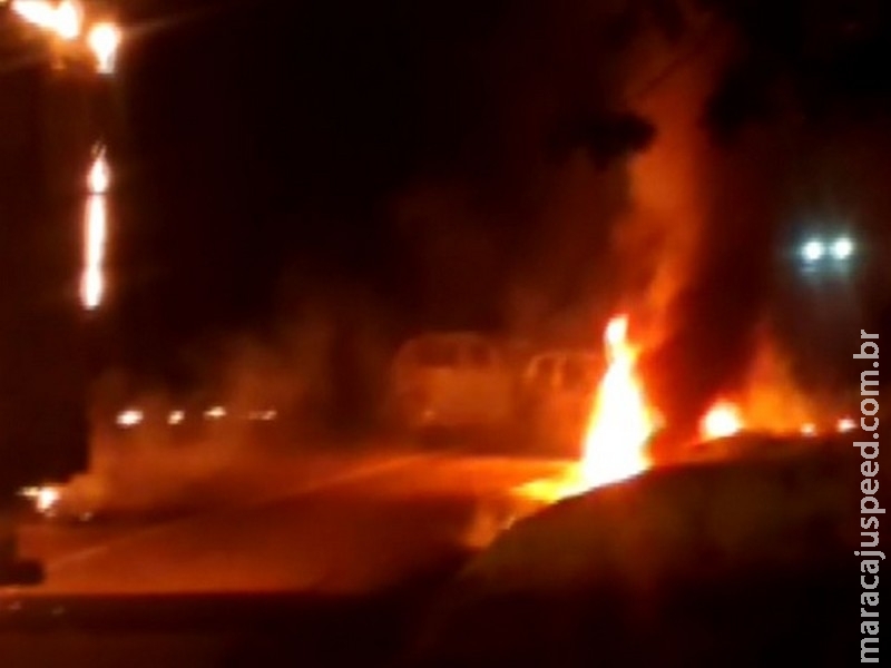 Quadrilha explode caixas eletrônicos; policial fica ferido Quadrilha explode caixas eletrônicos; policial fica ferido