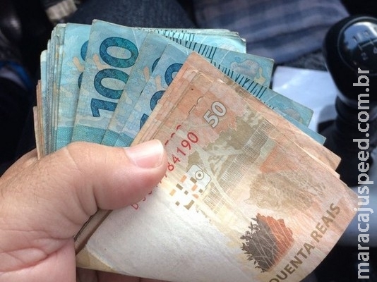 Taxista devolve carteira com R$ 1,2 mil perdida por passageira Taxista devolve carteira com R$ 1,2 mil perdida por passageira
