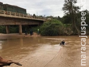 Veículo capota, cai de ponte e quatro pessoas morrem na BR-163