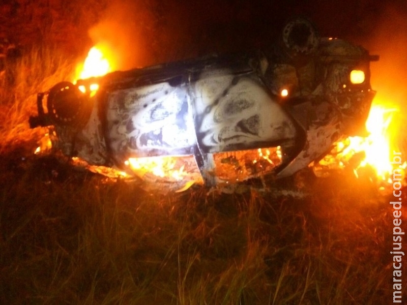 Veículo carregado de drogas é incendiado após capotar MS-295