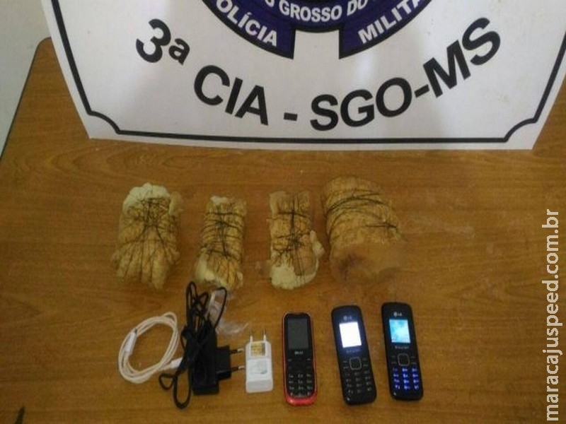 Adolescente usa cabo de vassoura para tentar passar celulares por cima de muro de presídio